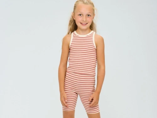 Pige klædt i cykelshorts fra THE NEW i råhvid og rosafarvet striber TN6272 old rose